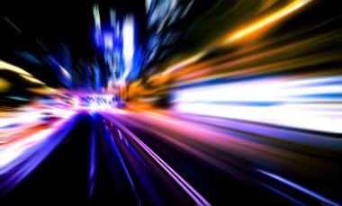 Şehirdeki gece trafiği ışıklarının soyut görüntüsü