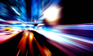 Şehirdeki gece trafiği ışıklarının soyut görüntüsü