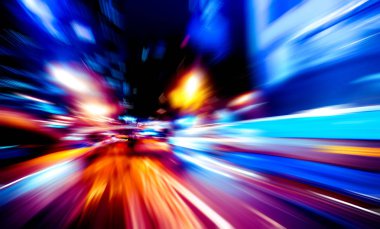Şehirdeki gece trafiği ışıklarının soyut görüntüsü