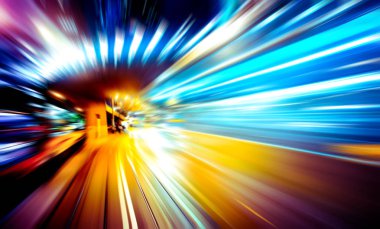 Şehirdeki gece trafiği ışıklarının soyut görüntüsü