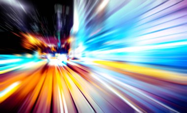 Şehirdeki gece trafiği ışıklarının soyut görüntüsü