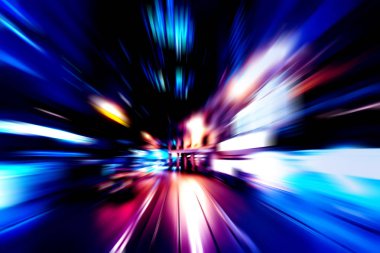 Şehirdeki gece trafiği ışıklarının soyut görüntüsü