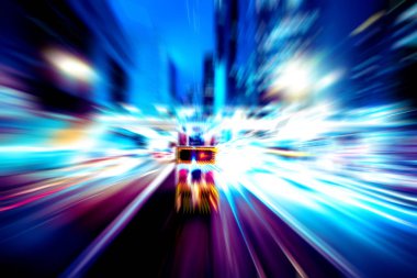 Şehirdeki gece trafiği ışıklarının soyut görüntüsü