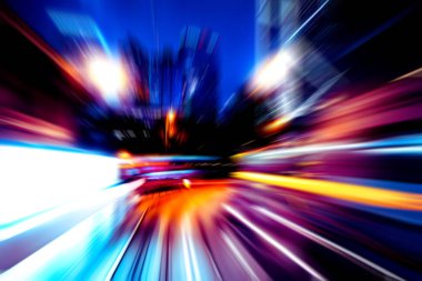 Şehirdeki gece trafiği ışıklarının soyut görüntüsü