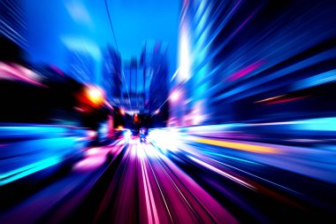 Şehirdeki gece trafiği ışıklarının soyut görüntüsü