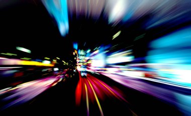 Şehirdeki gece trafiği ışıklarının soyut görüntüsü