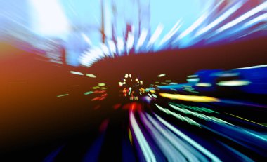 Şehirdeki gece trafiği ışıklarının soyut görüntüsü