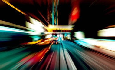 Şehirdeki gece trafiği ışıklarının soyut görüntüsü