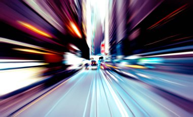 Şehirdeki gece trafiği ışıklarının soyut görüntüsü