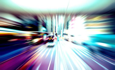 Şehirdeki gece trafiği ışıklarının soyut görüntüsü