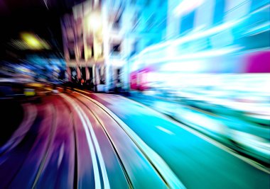 Şehirdeki gece trafiği ışıklarının soyut görüntüsü