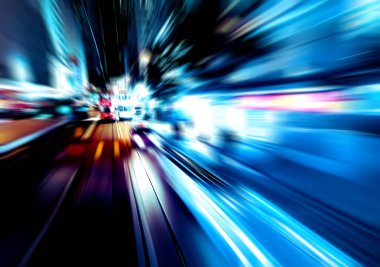 Şehirdeki gece trafiği ışıklarının soyut görüntüsü