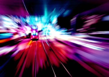 Şehirdeki gece trafiği ışıklarının soyut görüntüsü