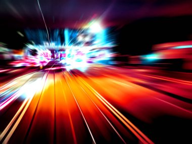 Şehirdeki gece trafiği ışıklarının soyut görüntüsü