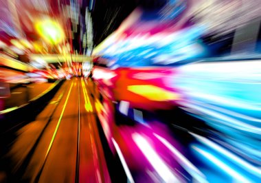 Şehirdeki gece trafiği ışıklarının soyut görüntüsü