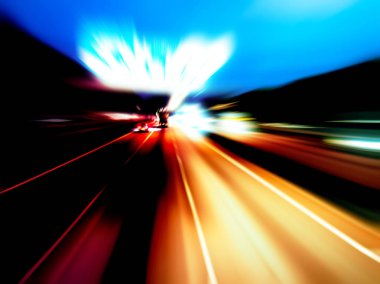 Şehirdeki gece trafiği ışıklarının soyut görüntüsü