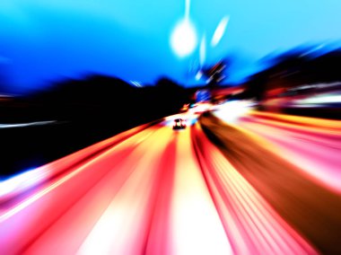 Şehirdeki gece trafiği ışıklarının soyut görüntüsü