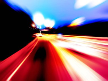 Şehirdeki gece trafiği ışıklarının soyut görüntüsü