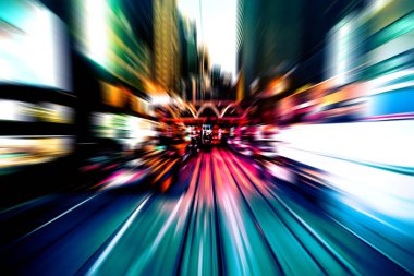 Şehirdeki gece trafiği ışıklarının soyut görüntüsü