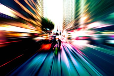 Şehirdeki gece trafiği ışıklarının soyut görüntüsü
