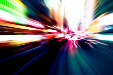 Şehirdeki gece trafiği ışıklarının soyut görüntüsü