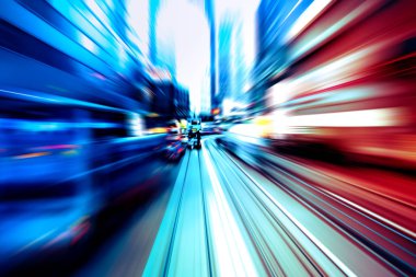 Şehirdeki gece trafiği ışıklarının soyut görüntüsü