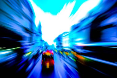 Şehirdeki gece trafiği ışıklarının soyut görüntüsü