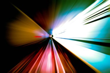 Şehirdeki gece trafiği ışıklarının soyut görüntüsü