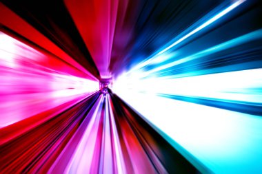 Şehirdeki gece trafiği ışıklarının soyut görüntüsü