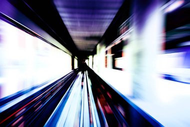 Şehirdeki gece trafiği ışıklarının soyut görüntüsü