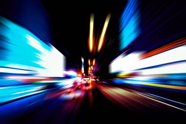 Şehirdeki gece trafiği ışıklarının soyut görüntüsü