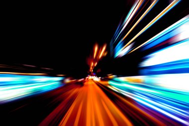 Şehirdeki gece trafiği ışıklarının soyut görüntüsü