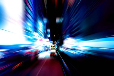 Şehirdeki gece trafiği ışıklarının soyut görüntüsü