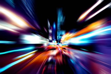Şehirdeki gece trafiği ışıklarının soyut görüntüsü