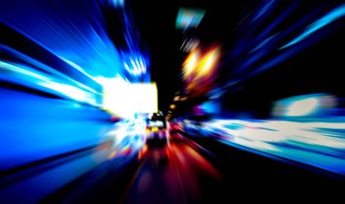 Şehirdeki gece trafiği ışıklarının soyut görüntüsü