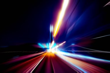 Şehirdeki gece trafiği ışıklarının soyut görüntüsü