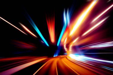 Şehirdeki gece trafiği ışıklarının soyut görüntüsü