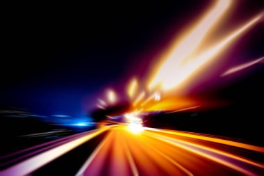 Şehirdeki gece trafiği ışıklarının soyut görüntüsü