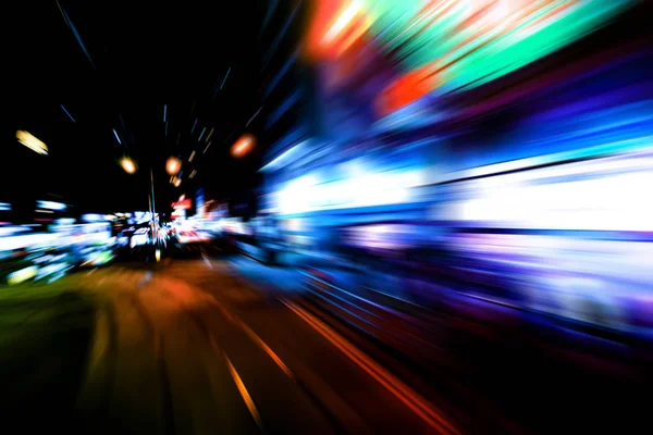 시내의 야간 교통 신호등을 선명하게 묘사 한 사진 — 스톡 사진