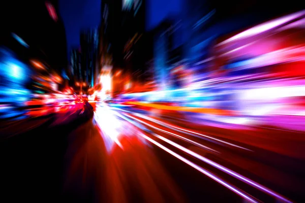 Şehirdeki gece trafiği ışıklarının soyut görüntüsü