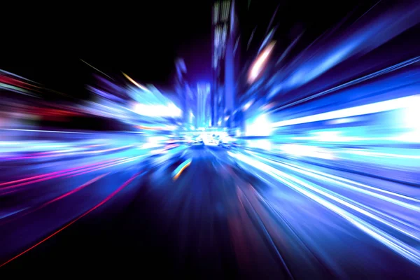Şehirdeki gece trafiği ışıklarının soyut görüntüsü