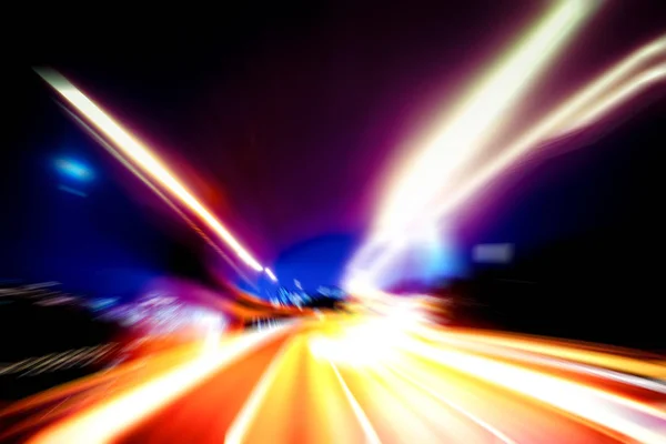 Абстрактное изображение ночных светофоров в городе — стоковое фото