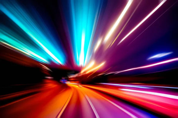 Şehirdeki gece trafiği ışıklarının soyut görüntüsü