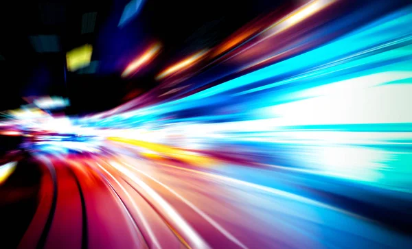 Şehirdeki gece trafiği ışıklarının soyut görüntüsü