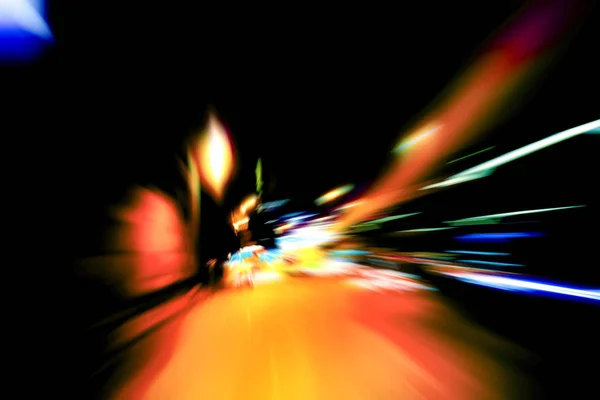 시내의 야간 교통 신호등을 선명하게 묘사 한 사진 — 스톡 사진