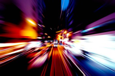 Şehirdeki gece trafiği ışıklarının soyut görüntüsü