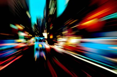 Şehirdeki gece trafiği ışıklarının soyut görüntüsü