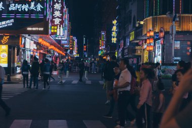 Fuzhou, Çin - 05 Nisan 2019 : Daming Lu gecesinde sokak yemekleri 