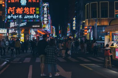 Fuzhou, Çin - 05 Nisan 2019 : Daming Lu gecesinde sokak yemekleri 