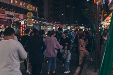 Fuzhou, Çin - 05 Nisan 2019 : Daming Lu gecesinde sokak yemekleri 